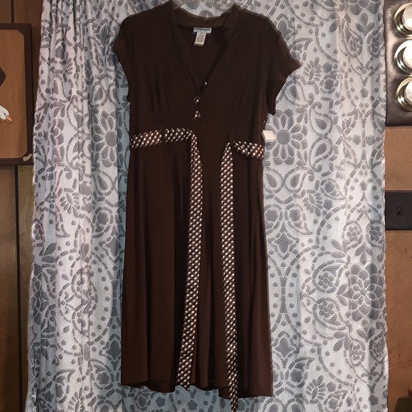 Short sleeved Brown dress with faux satin white polka dot belt. - Picture 2 of 7